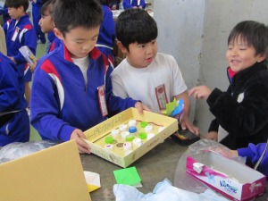 １年生の生活科「あきとなかよし」で交流