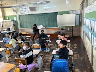 図書委員による朝の読み聞かせ