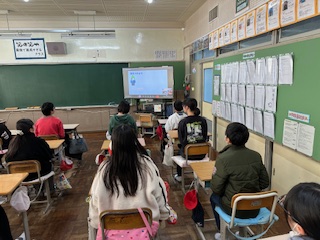 冬休み前集会が行われました