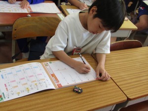 １年生が漢字の練習