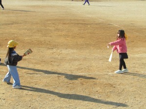 １年生で生活科で「羽根つき」体験