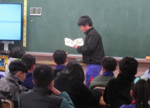 今年度最後の図書委員会「読み聞かせ」
