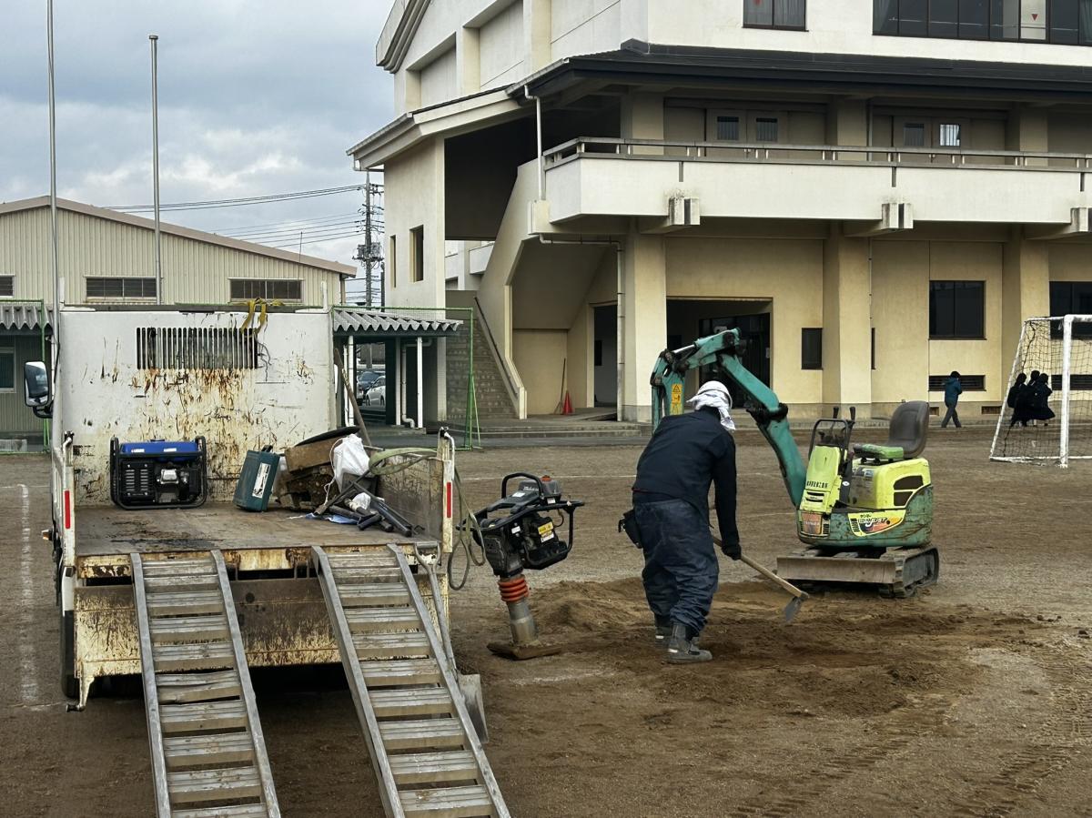 グラウンドの凸部を修正する工事を行ってもらいました！