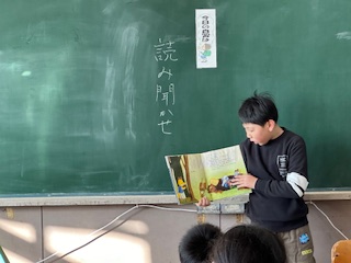 図書委員による朝の読み聞かせ（2月）