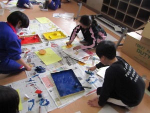 ３年生の図工で版画の印刷