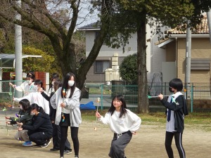 昼休みにバトンダンスクラブの発表会