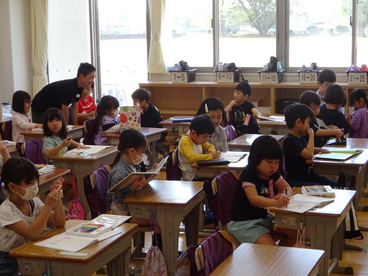 6年生による１年生のお手伝い