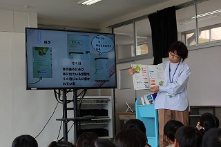 ３年生　図書館オリエンテーションの様子です