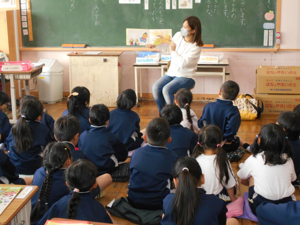 PTA読み聞かせ委員による「読み聞かせ」