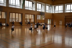 【６年生】１年生の体力テストのお手伝いをしました。