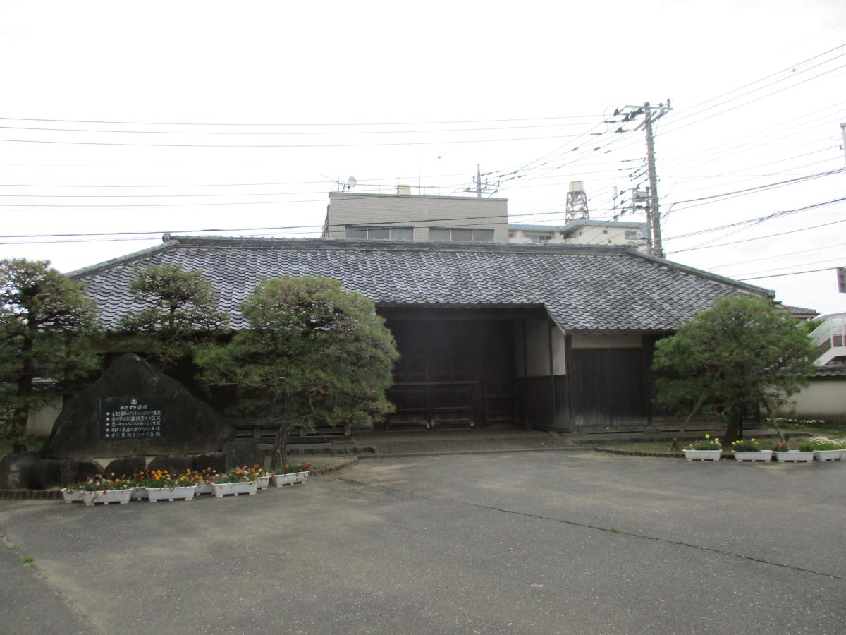 明日５月10日は、創立記念日です。