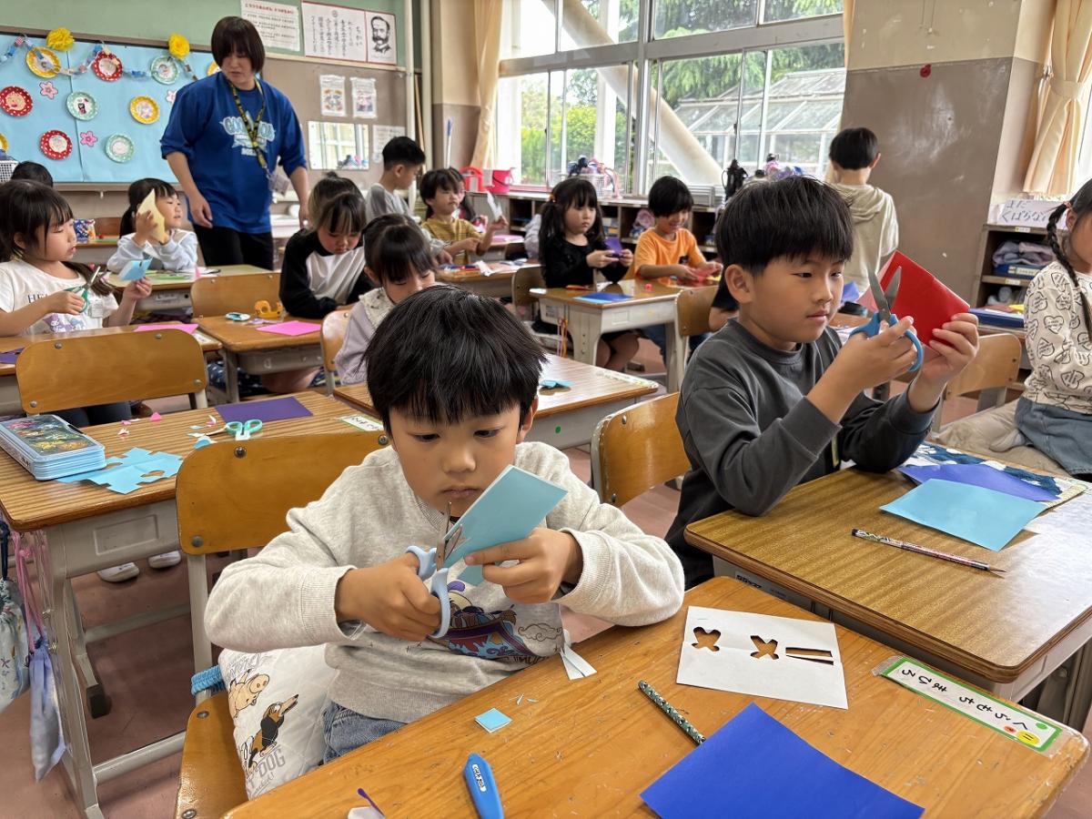 １年生図工「ちょきちょき　かざり」