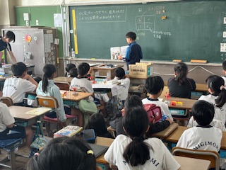 図書委員による朝の読み聞かせ（５月）