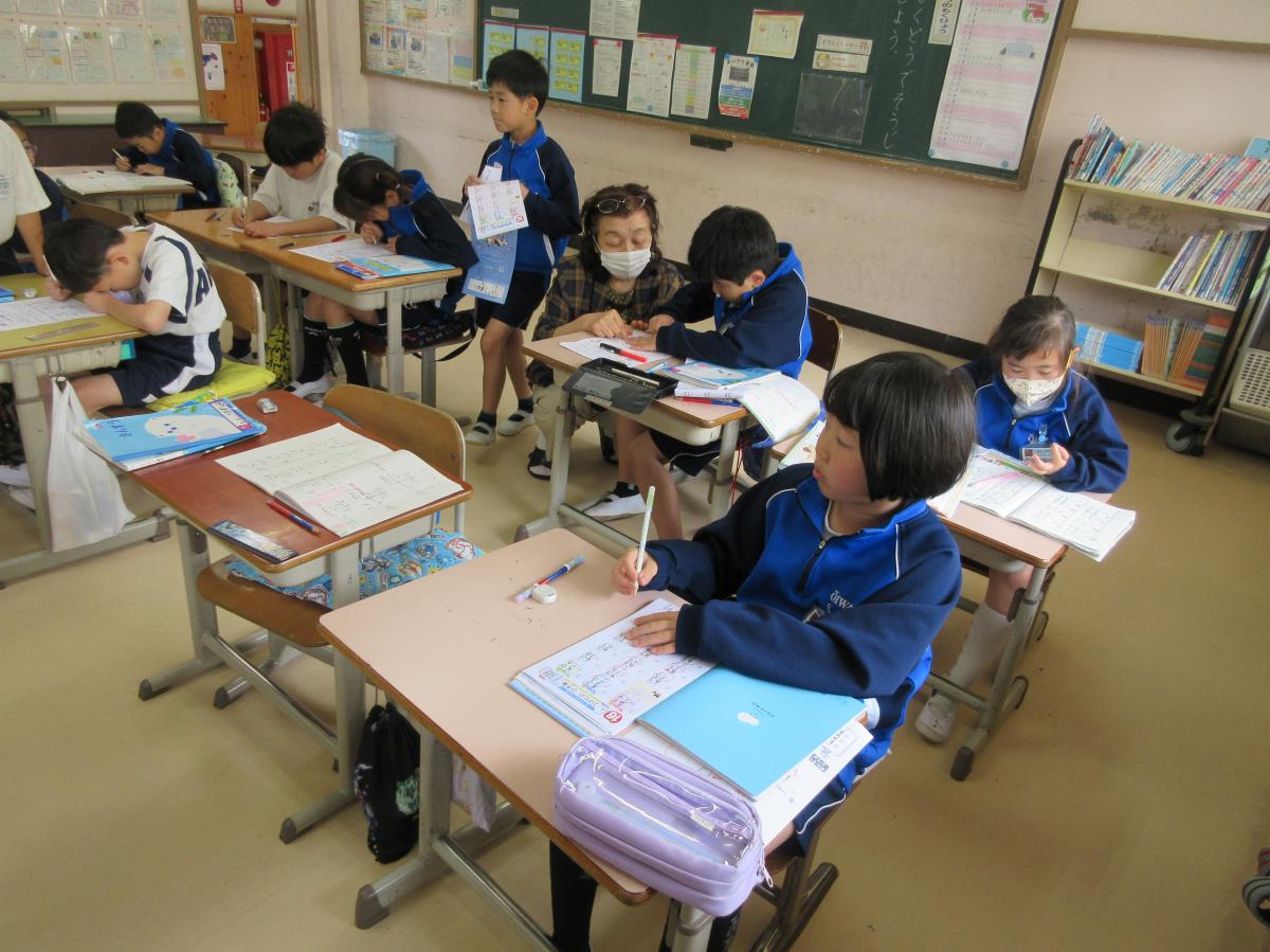 ５月２９日（木）２年生　学習支援ボランティアの先生にお世話になっています　