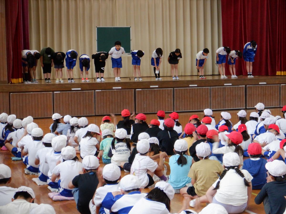 委員会ごとに工夫した発表！　児童集会