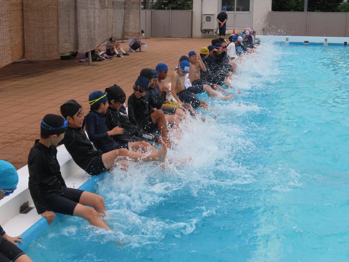 6年生 今季初めてのプール学習