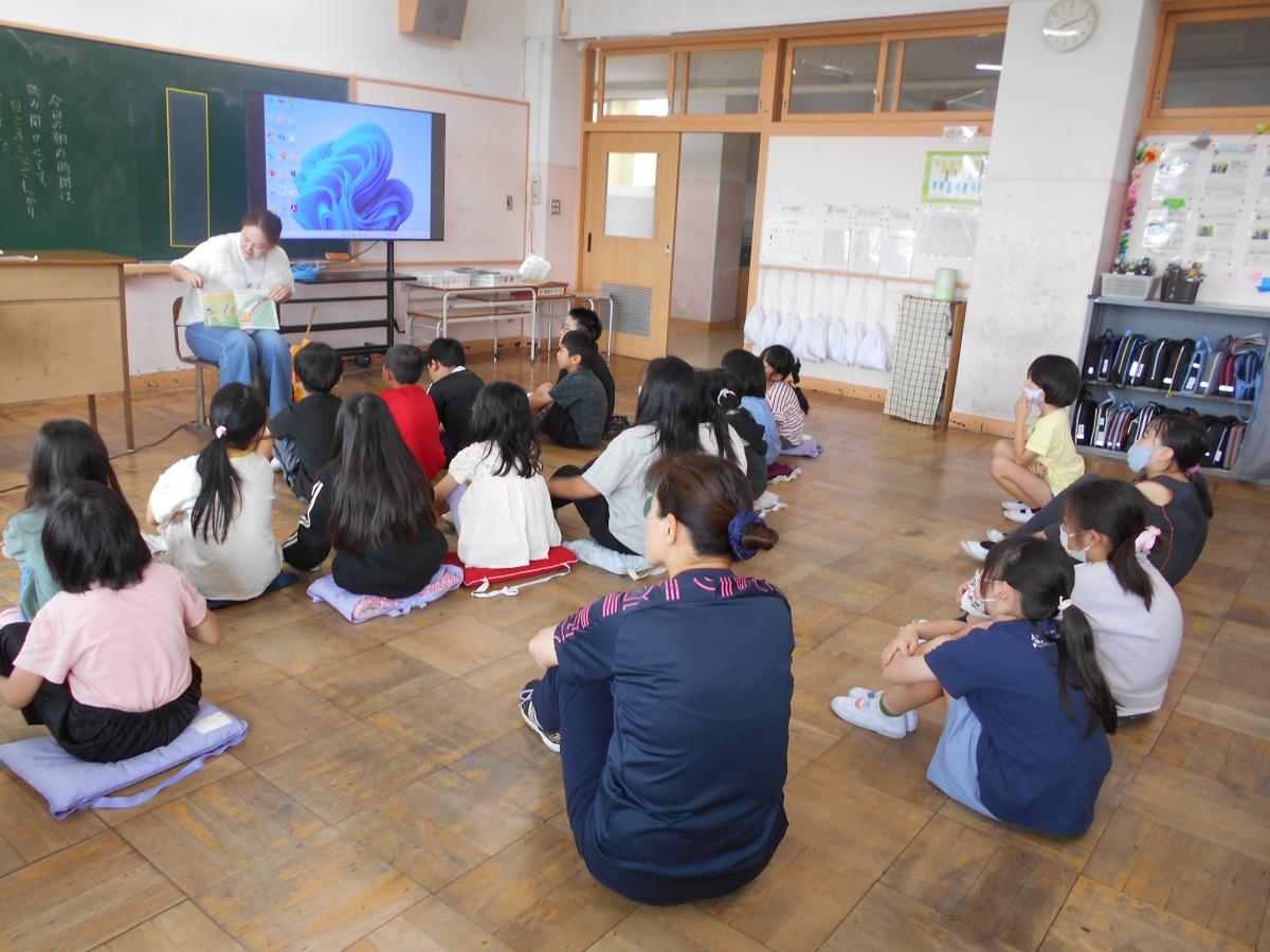 ３・５年生　朝の読み聞かせ