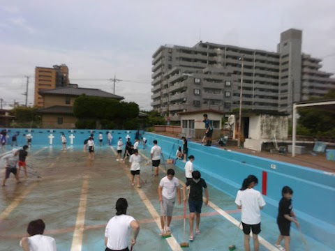 「プール掃除に取り組む８年生」