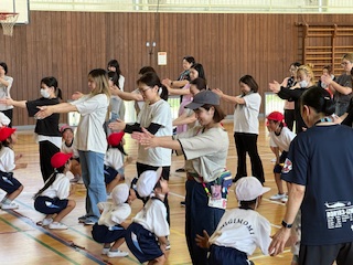 １年生　親子の集い（親子でダンス）